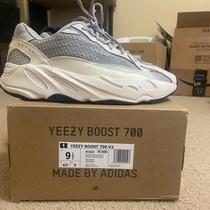 UA Yeezy 700 statics Sz 9.5 *Read Descrip*